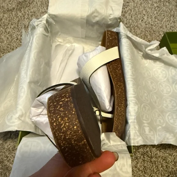 NWT Tory Burch size 9 cream leather thong sandal with silver hardware - Picture 13 of 14